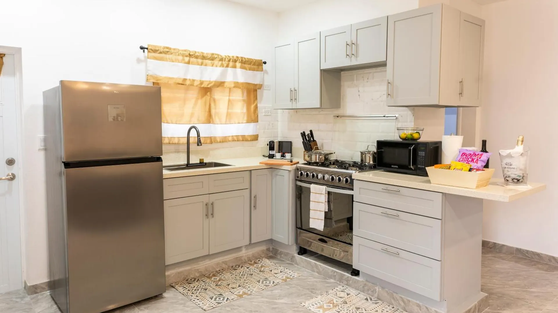 Spacious 2 Bedroom Unit With Concierge ANGUILLA 0*,